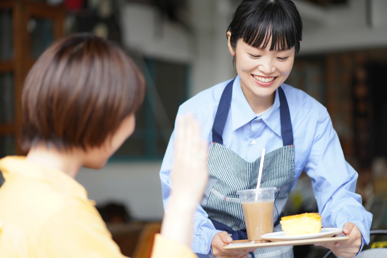 店舗で接客するスタッフ